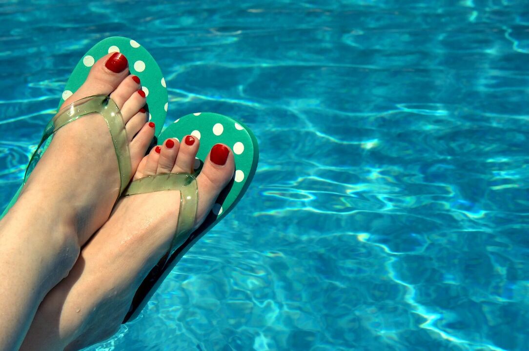 usar zapatos en la piscina para prevenir hongos