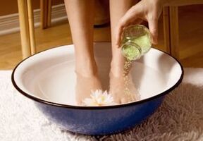 Para las personas con hongos en las uñas de los pies, es útil tomar baños con vinagre y sal. 