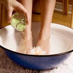 Durante el tratamiento contra los hongos, es necesario lavarse los pies con frecuencia. 