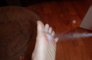 tratamiento con aerosol del pie afectado por el hongo